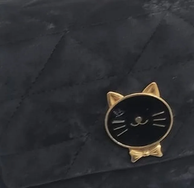 The Quilted Cat Sling - Cat clasp detail